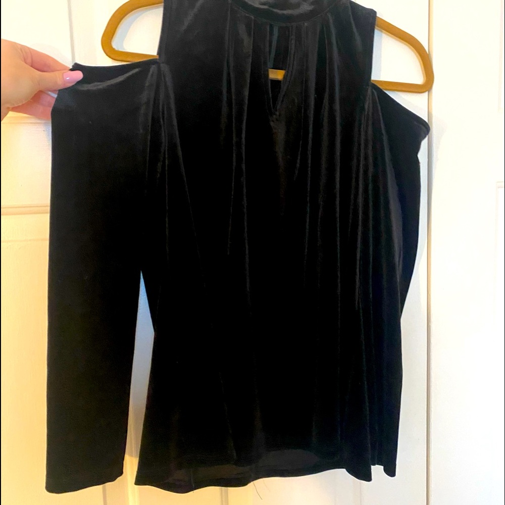 Crushed velvet mock turtleneck with keyhole and cold shoulders 🤩🔥✨